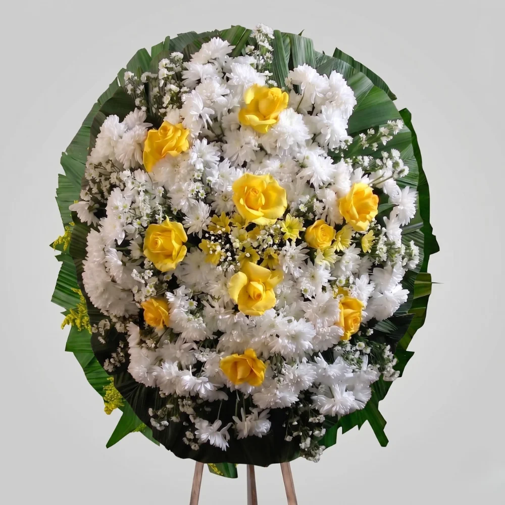 Coroa de flores clássica para velório com mix de flores brancas e folhagens perenes — modelo Clássica Memória