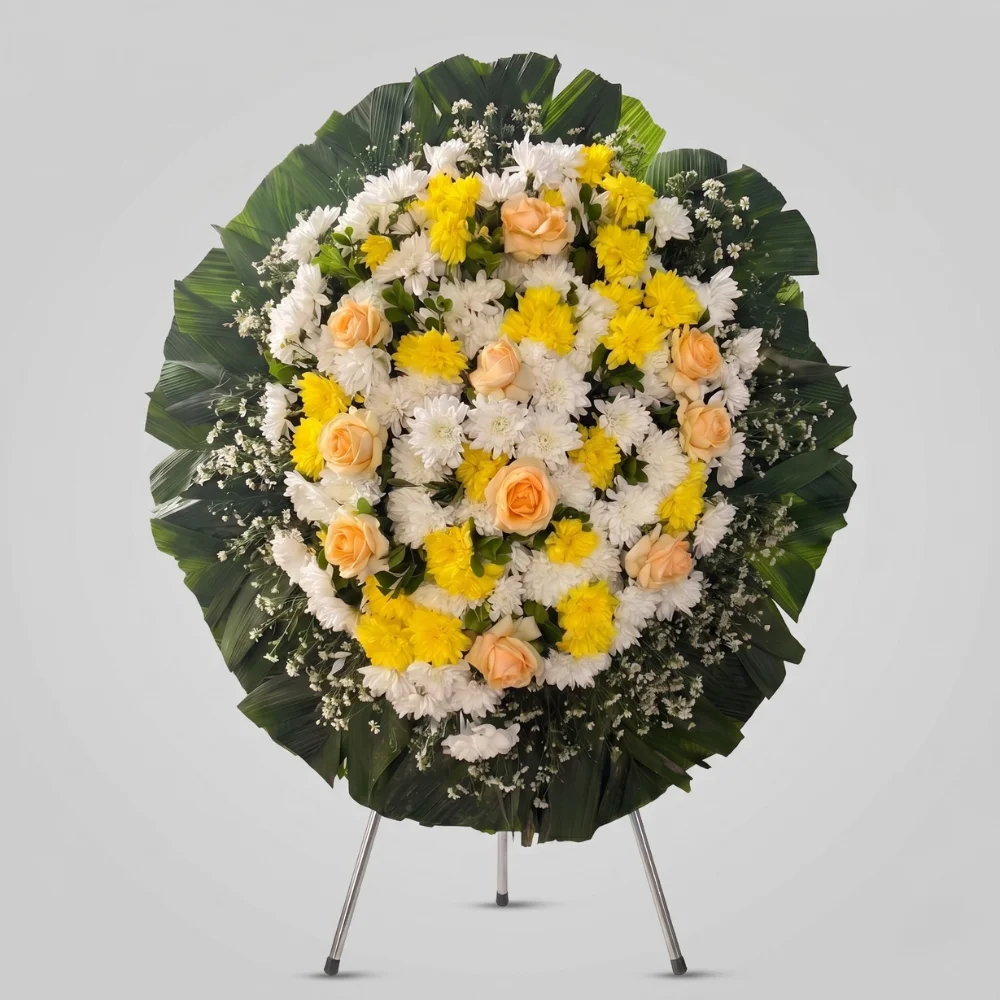 Coroa de flores premium para velório com flores claras e folhagem nobre — modelo Premium Alvorada