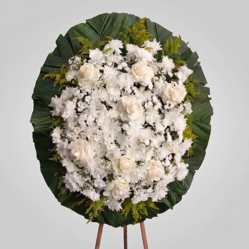 Coroa de flores tradicional para velório com lírios brancos e crisântemos — modelo Tradicional Pureza